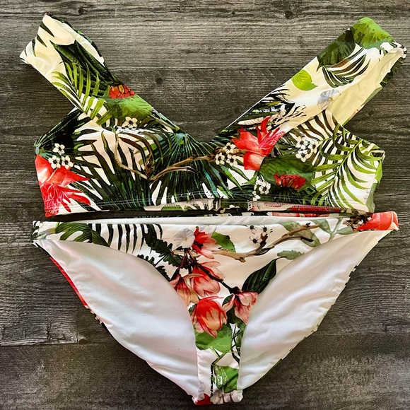 Vitamin A Baja Capri Top and matching Vitamin A Baja 
Bottom size 12/XL/D - Picture 3 of 8